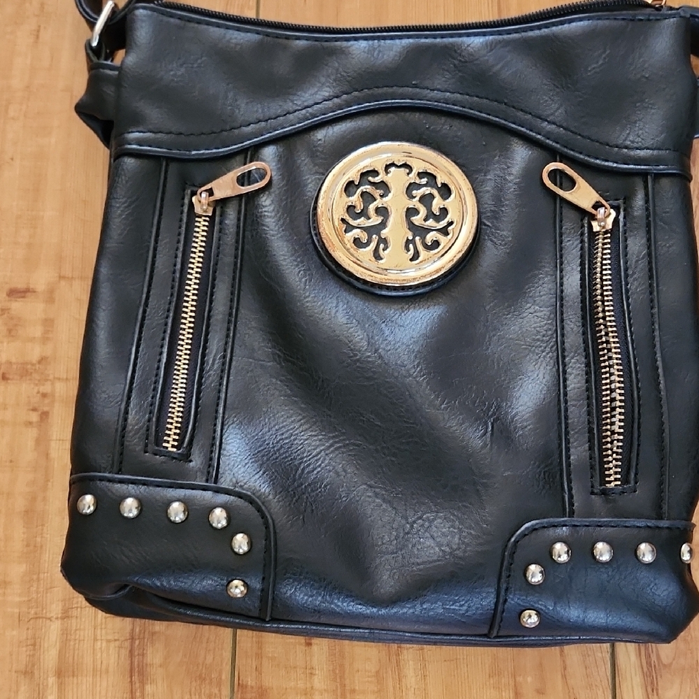 Black and Gold Crossbody Bag with Structured Design - Picture 3 of 8
